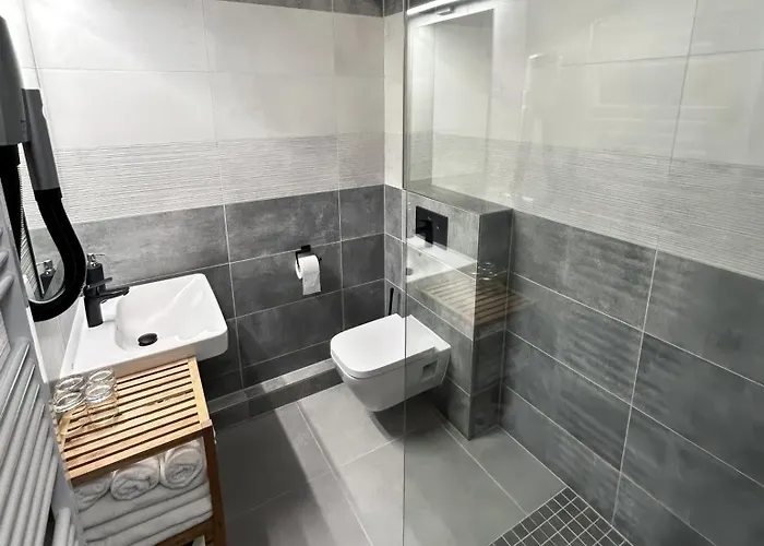 Wellness A Restaurace U Gigantu 4* פלזן